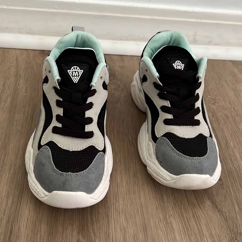 Design tennis shoes